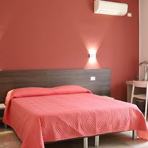 Camera grande con letto king size